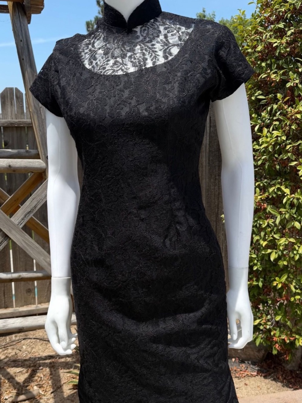 Elegant Black Lace Cap-Sleeve Dress 1940s 50s Cheongsam Lace